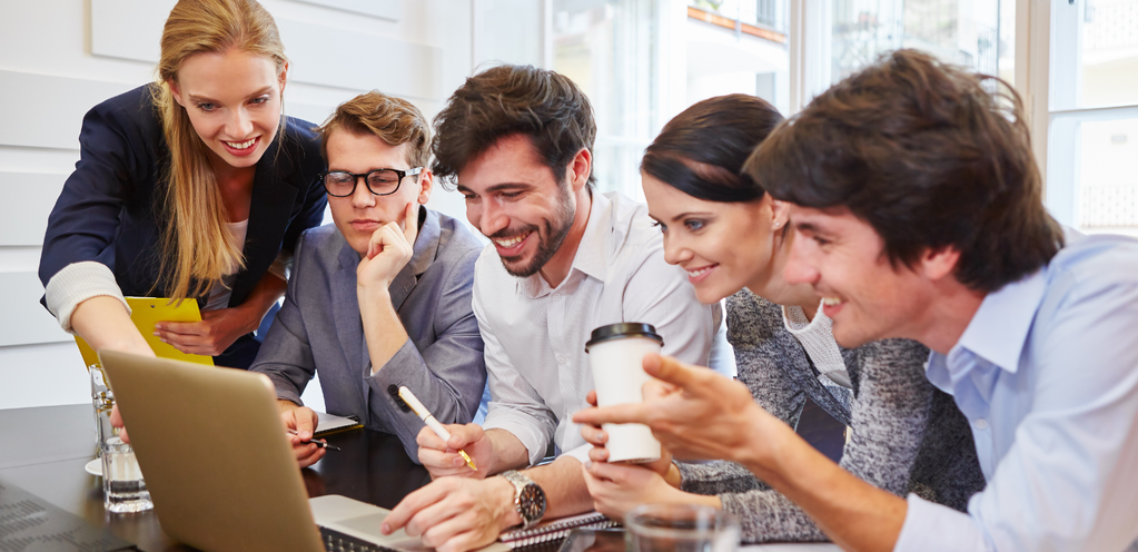 Groep mensen bekijkt laptop